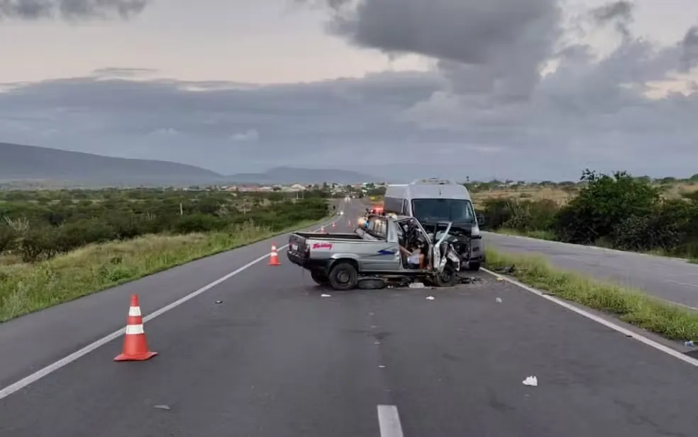 Batida entre van e carro deixa dois mortos e quatro feridos na Bahia; família seguia para passeio em Salvador