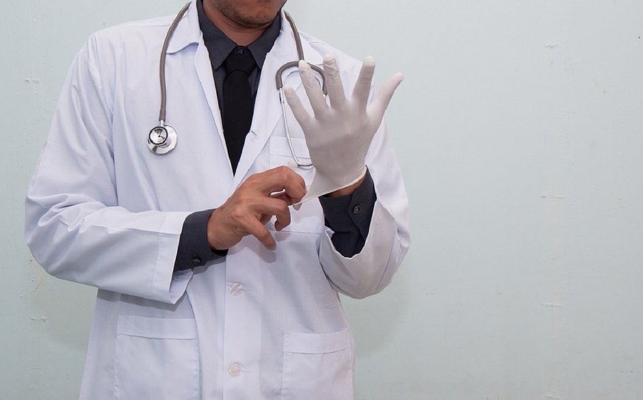 Homofóbico atira duas vezes em médico após ejacular durante exame de próstata