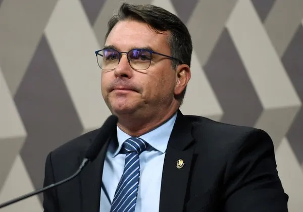 VÍDEO: Antes de áudio vazar, Flávio Bolsonaro se exalta e chama jornalista de militante