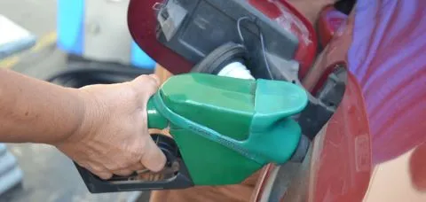 Queda da gasolina anunciada pela Acelen ainda não chegou de forma ampla às bombas
