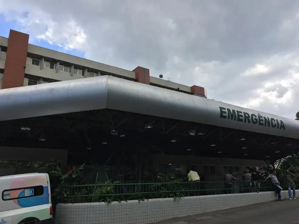 Vítima foi levada para o Hospital Geral do Estado (HHE), em Salvador — Foto: João Souza/G1 Bahia