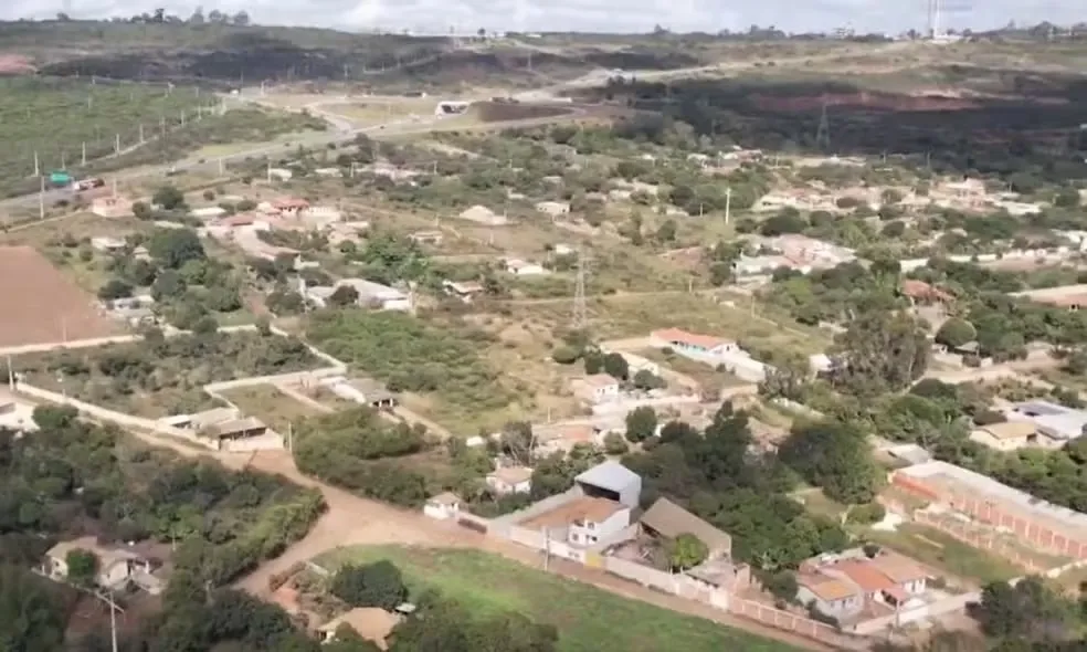 Dono de terra consegue reintegração de posse após área ser transformada em comunidade com mais de 100 famílias na BA — Foto: Reprodução/TV Sudoeste