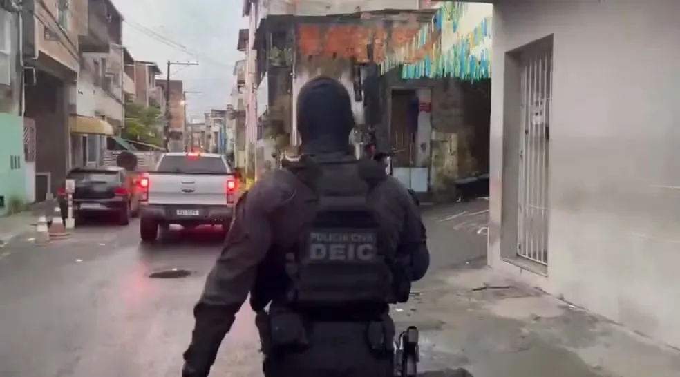 Polícia prende 17 pessoas suspeitas de roubo em farmácias, lavagem de dinheiro e tráfico de drogas e armas