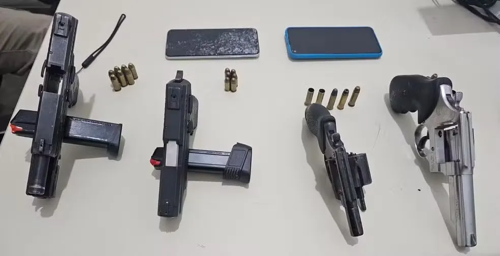 Durante a ação, foram apreendidos dois revólveres, duas pistolas, carregadores, munições e três aparelhos celulares — Foto: Polícia Militar da Bahia