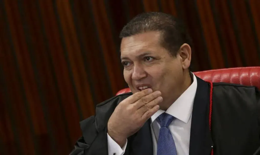Marques suspende pesquisa que apontou queda de Flávio após diálogos com Vorcaro