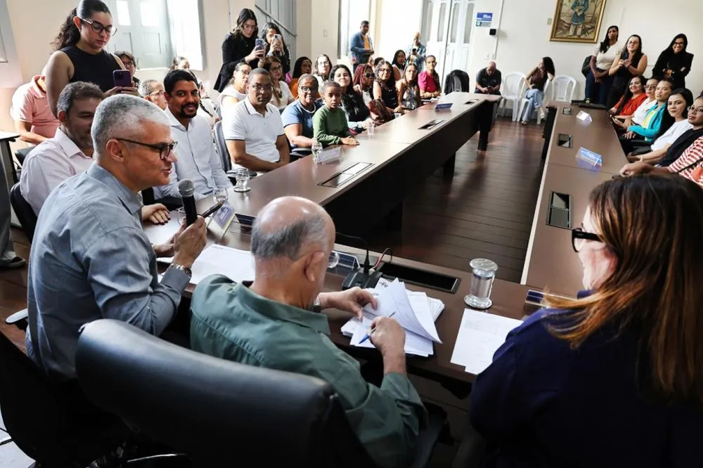 Prefeitura empossa mais 59 professores e reforça meta de zerar falta de docentes nas salas de aula