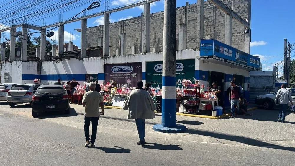 Ambulantes denunciam pressão para deixar locais privados durante vendas do Dia dos Namorados em Feira de Santana