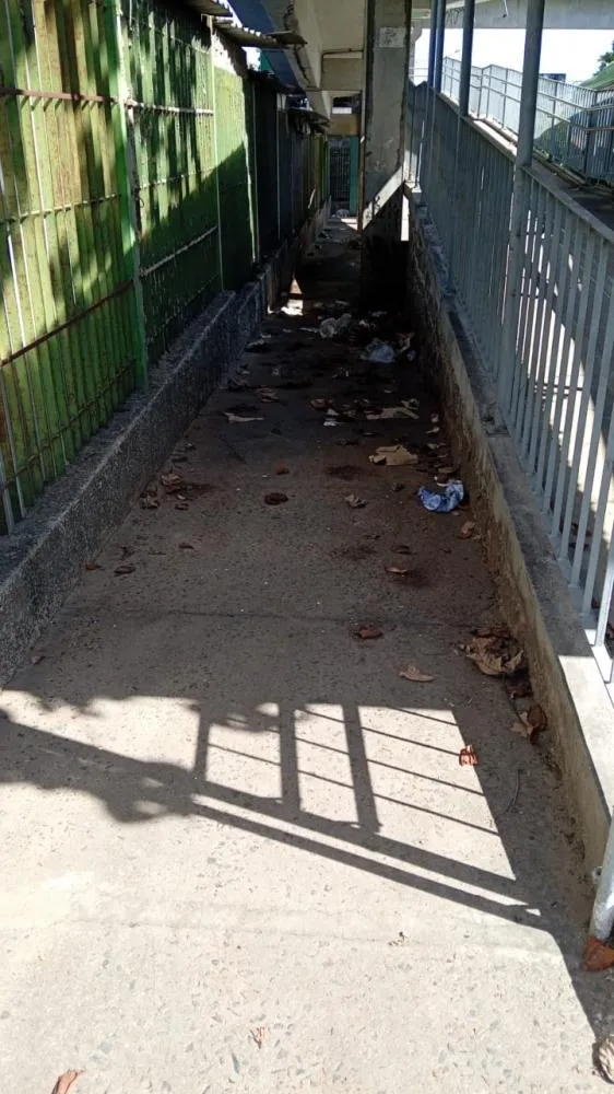 Leitor denuncia falta de limpeza e ocupação irregular em passarela que liga Shopping Cidade das Compras ao Terminal Central