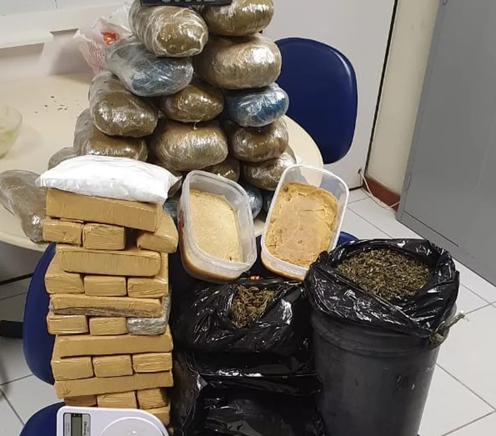 Cinquenta quilos de maconha são apreendidos em casa usada por traficantes como 'laboratório' de droga