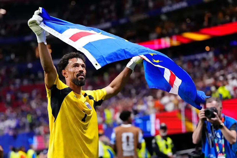 Cabo Verde de Vozinha ganhou três posições no ranking da Fifa após o empate com a Espanha — Foto: Jose Breton/Pics Action/NurPhoto via Getty Images