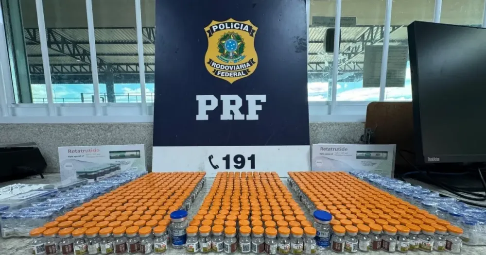 PRF apreende 720 ampolas de medicamentos emagrecedores e 14 kg de drogas em ônibus de viagem na Bahia