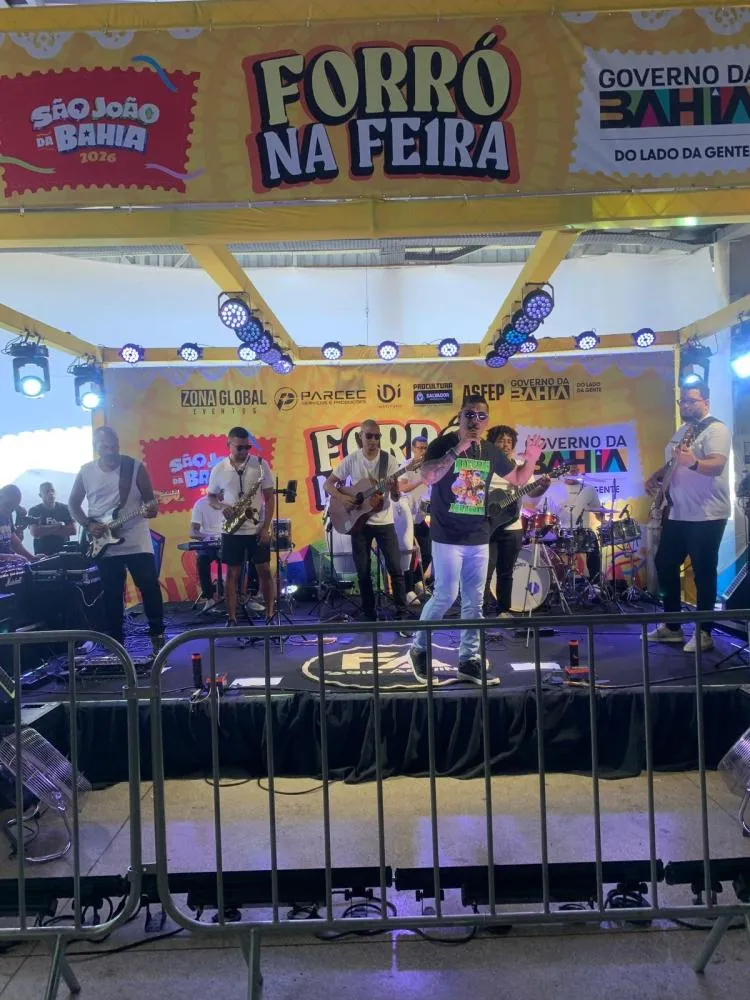 Fábio Aquino anima público com show no Mercado de Paripe durante programação junina