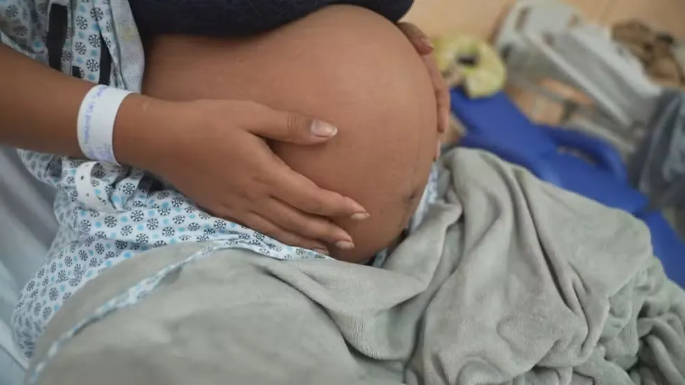 Bahia inclui prevenção da gravidez precoce no currículo das escolas e pode ampliar debate sobre proteção de meninas menores de 14 anos