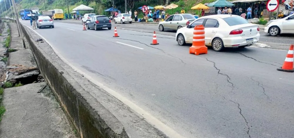 Interdição na BR-324 altera tráfego e provoca engarrafamento em Simões Filho