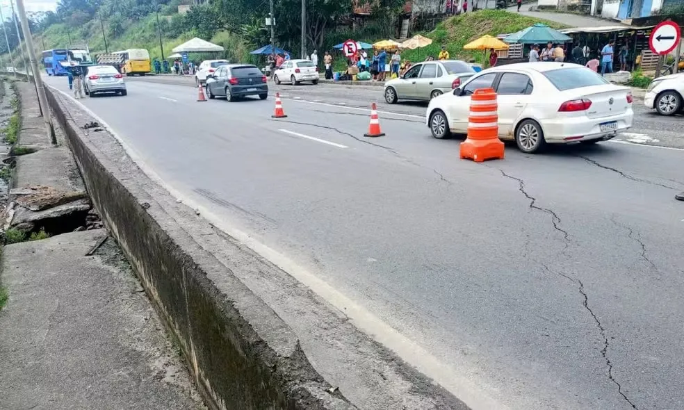 Afundamento de pista deixou pista parcialmente interditada na BR-324 — Foto: PRF