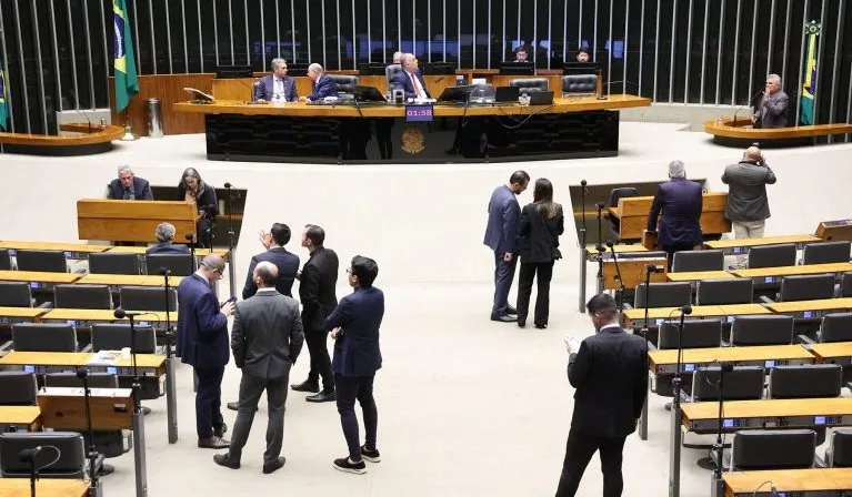 Câmara aprova medida que abre crédito de R$ 10 bilhões para reduzir preço do diesel; entenda