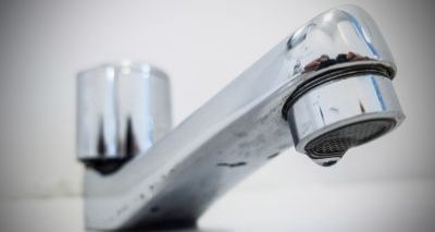 Remanejamento de rede de água para atender obra de viaduto interrompe abastecimento