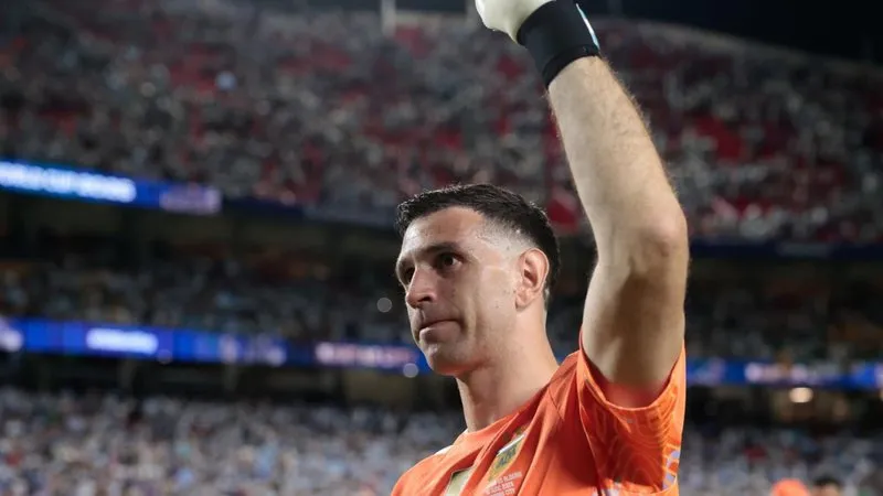 Provocação? Jornal inglês cita 'truques sujos' de goleiro da Argentina antes de confronto na Copa do Mundo
