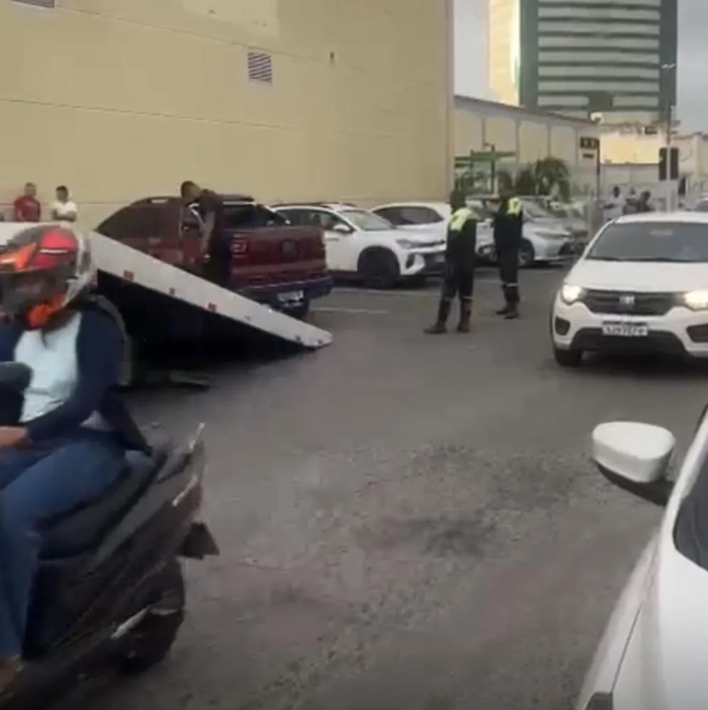 SMT realiza operação e remove veículos estacionados irregularmente em área exclusiva para táxis no Boulevard Shopping
