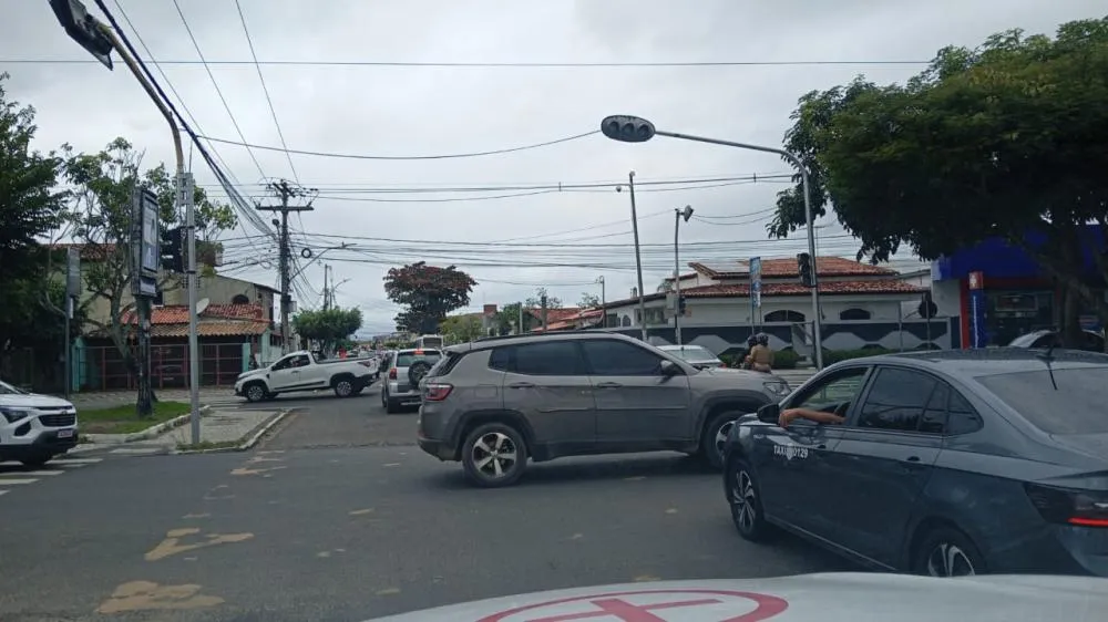 Sinaleira apresenta falha e provoca congestionamento na Avenida Maria Quitéria