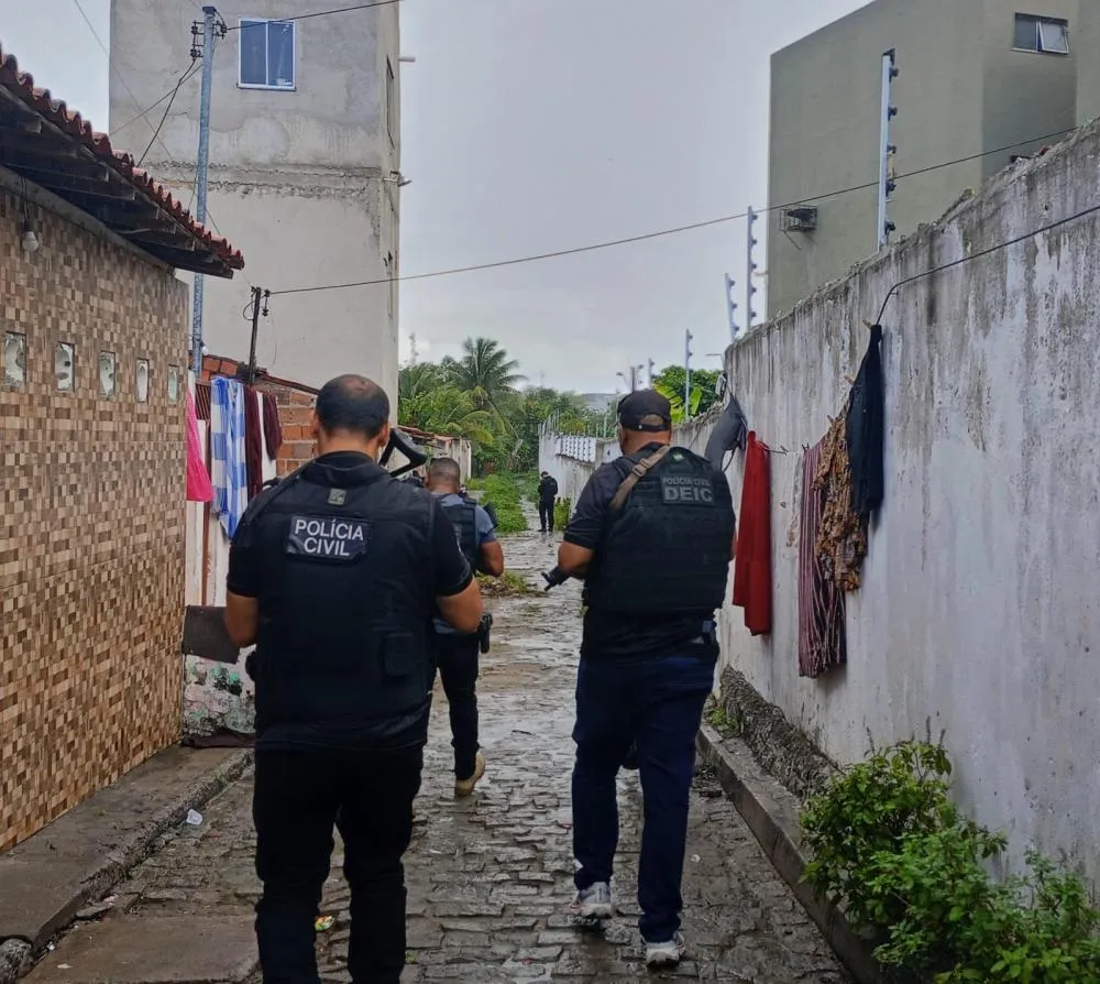 Operação Maní resulta em apreensão de drogas e cumprimento de mandado de prisão em Feira de Santana