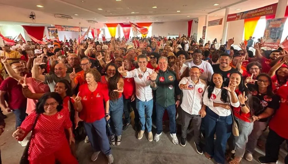 Em plenária, deputado Robinson reafirma compromisso com Feira e destaca investimentos no Portal do Sertão em parceria com Zé Neto, Lula e Jerônimo