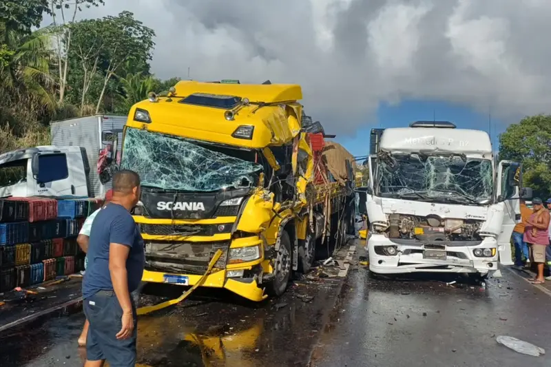 Engavetamento entre três caminhões causa lentidão na BR-324 em Simões Filho