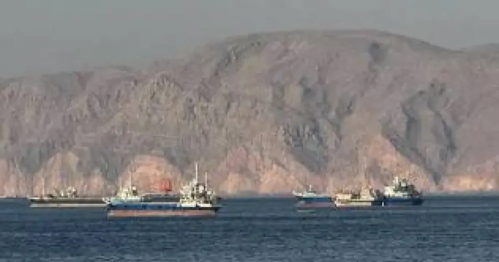 Petróleo abre semana em alta com incertezas sobre reabertura do estreito de Hormuz