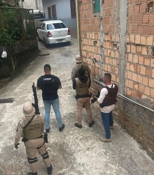 Operação prende 13 suspeitos de integrar organização criminosa que atuava com tráfico de drogas em destino turístico da Bahia
