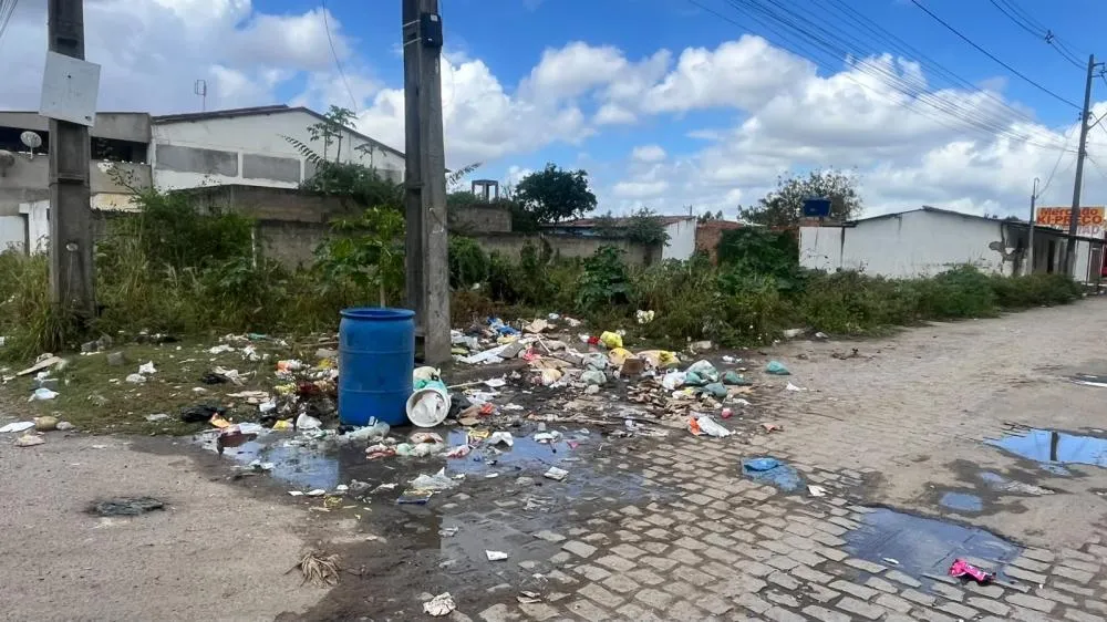 Descarte irregular de entulho é apontado como principal desafio da limpeza pública em Feira de Santana