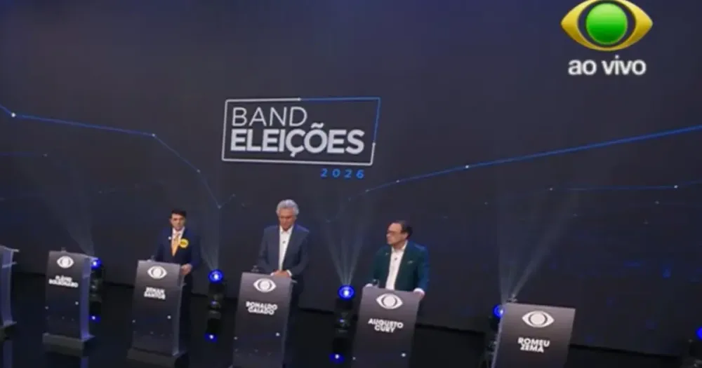 Com falsa “desistência” de Cury, debate presidencial da Band é marcado por ausência de Lula, Flávio e Zema