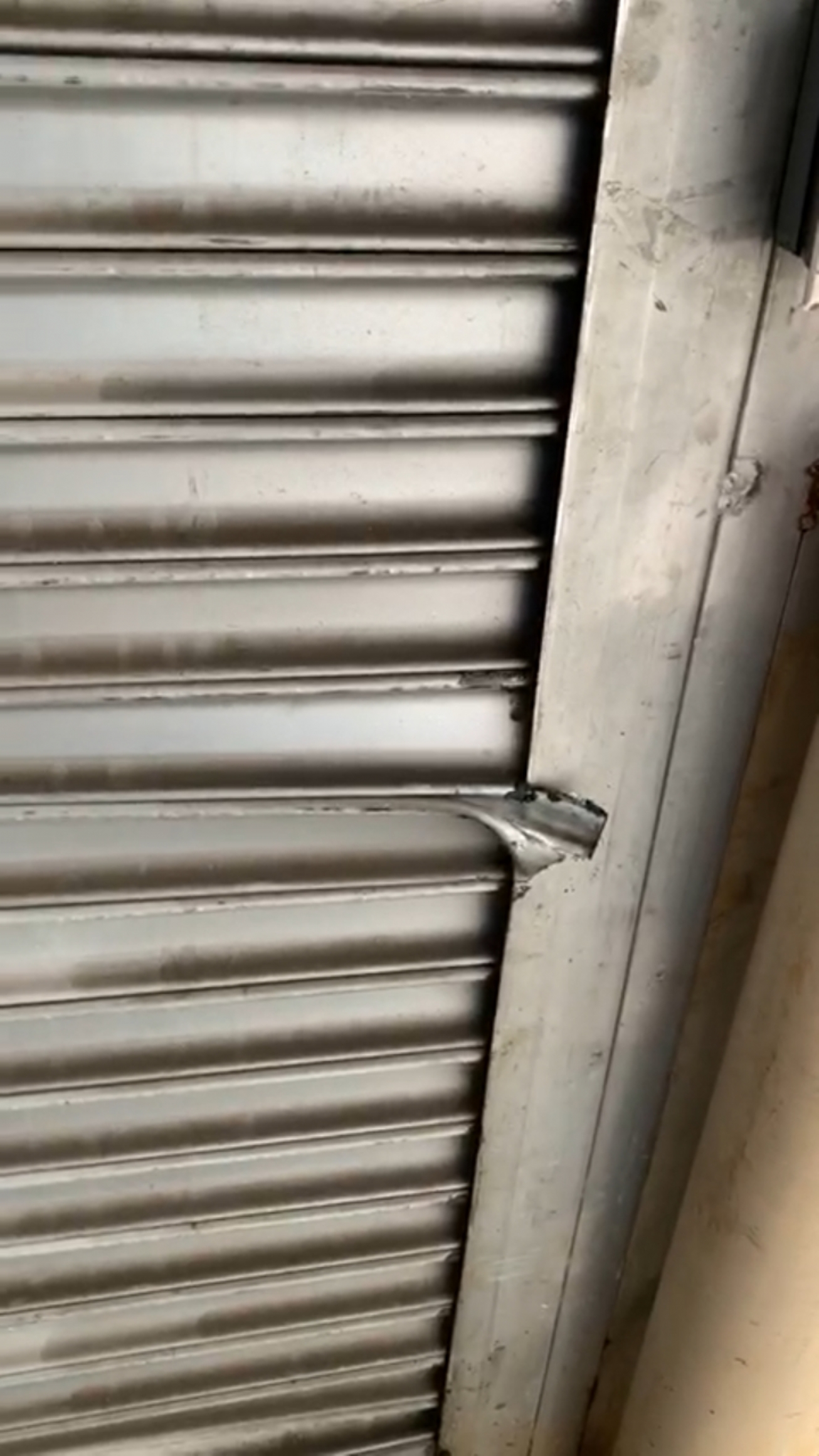 Manifestantes danificam estrutura de boxes no Shopping Cidade das Compras