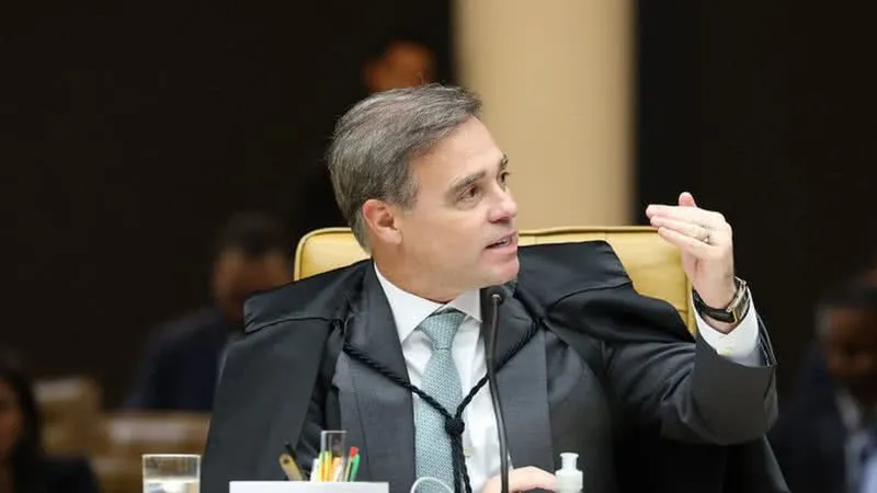Mendonça apresenta notas de R$ 26 mil após suspeitas de ter recebido terno como presente de Vorcaro