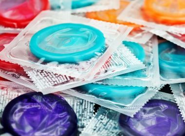 Polícia apreende 324 mil camisinhas que eram reutilizadas e vendidas por fábrica no Vietnã