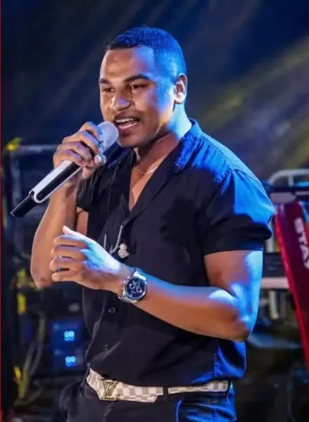 Cantor Robert Astro tem 25 anos e mora em Teofilândia onde vive da música — Foto: Redes Sociais