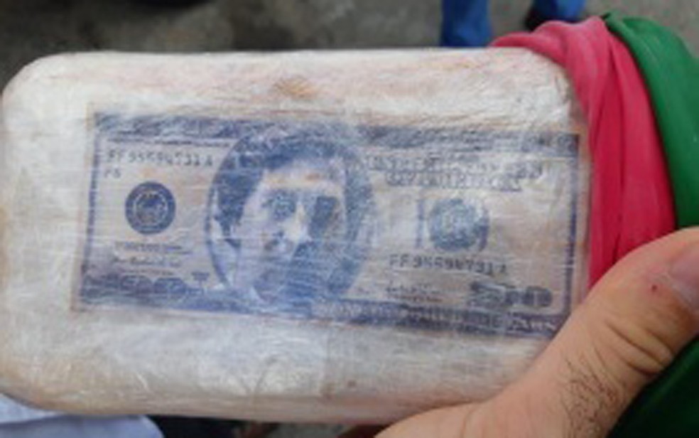 Homem é preso com cocaína que embalagens tinham imagem de Pablo Escobar, em Feira