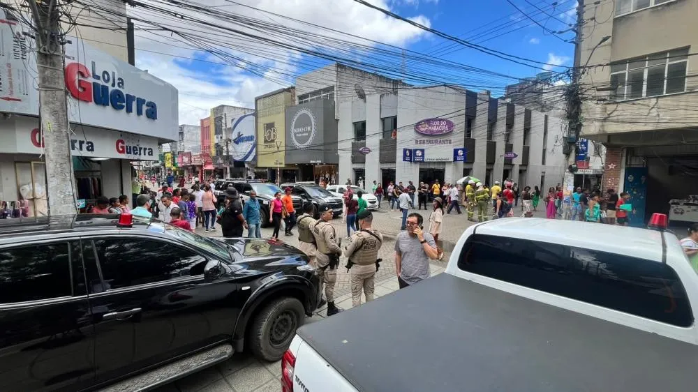 Corte de ligações clandestinas deixa cerca de 32 famílias sem energia em prédio ocupado do antigo INSS em Feira de Santana