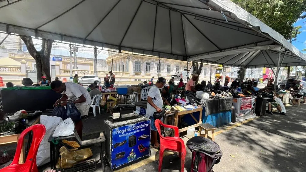 Sapateiros de Feira de Santana celebram reforma da praça e preservam tradição que atravessa gerações