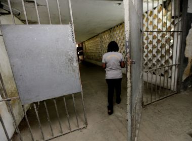 Professora será indenizada em R$ 100 mil por ter ficado presa em cela com 11 detentos