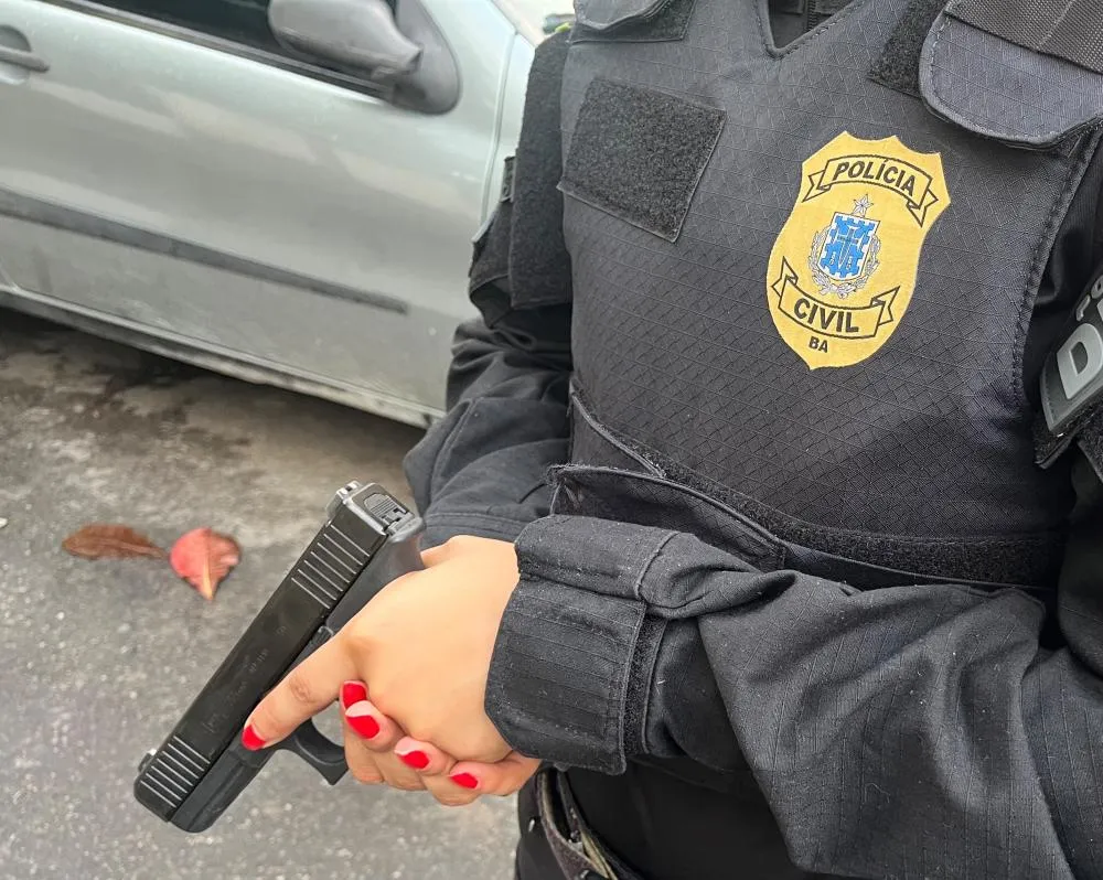 Homem é preso em flagrante após perseguir vítima até unidade policial em Santo Estêvão