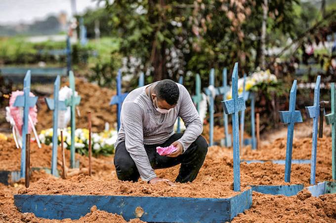 Fiocruz registra queda de 10% na média móvel de mortes por Covid-19 no Brasil