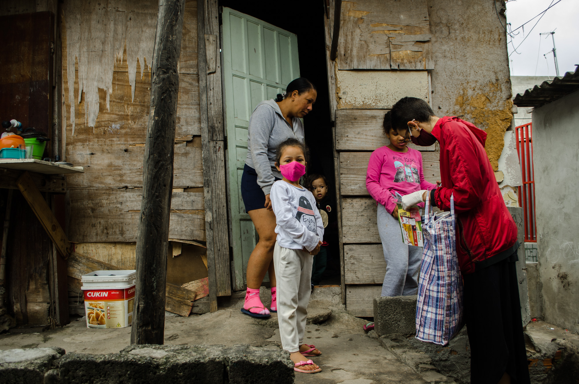 Pesquisa aponta que 'mais pobres' têm 2 vezes mais chance de ter Covid do que 'mais ricos'