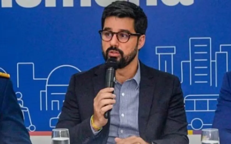 Quem é o secretário de transporte de Salvador alvo de mandado de prisão após suspensão de ônibus