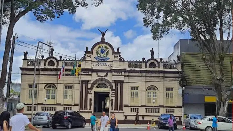 Após reeleição de Lula, prefeitura de cidade baiana anuncia exonerações e corte de salários