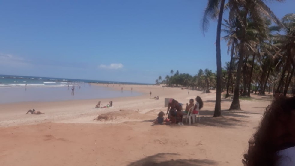 Após reabertura, Prefeitura de Salvador volta a interditar praias por aglomerações nas areias