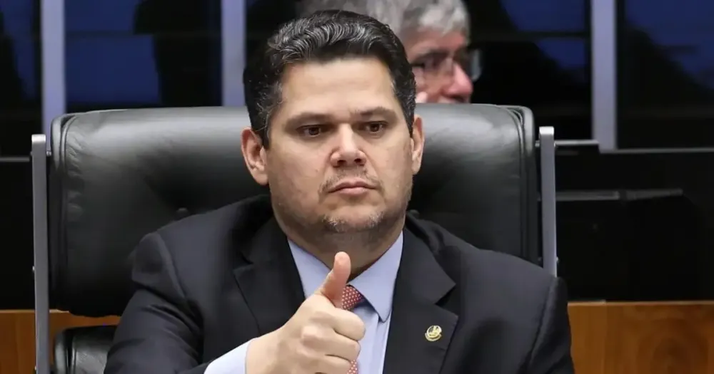 Direita rejeita trocar apoio a Alcolumbre por plano de indulto a Bolsonaro e prioriza redução de penas