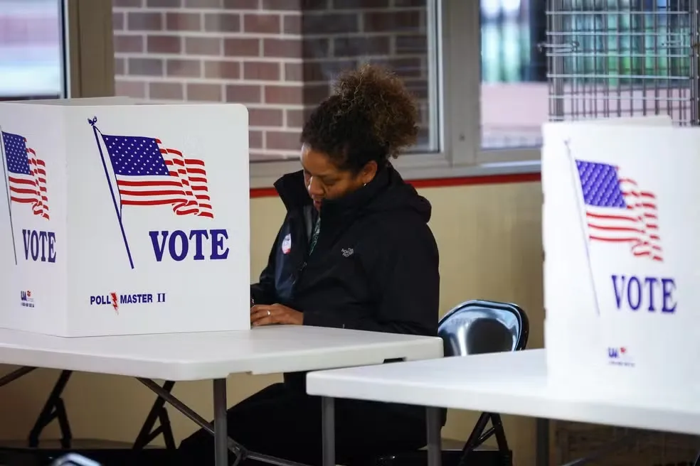 Midterms - Eleitora preenche cédula de votação em Harrisburg, na Pensilvânia (EUA) — Foto: REUTERS/Mike Segar