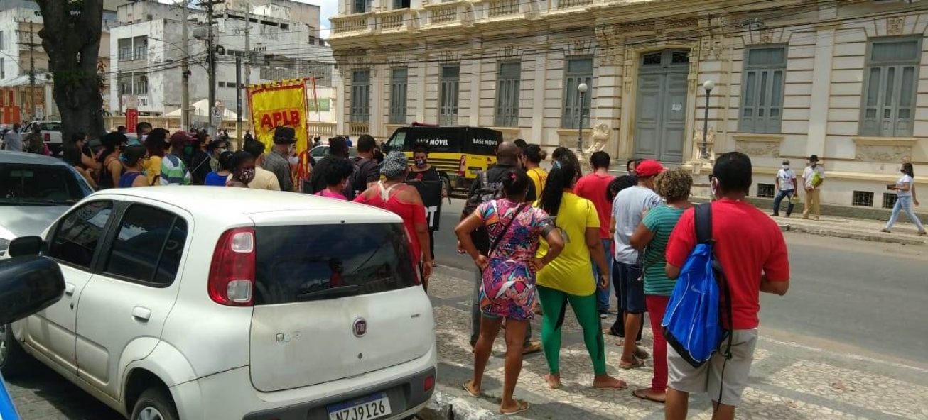 APLB realiza mais uma manifestação em frente a Prefeitura