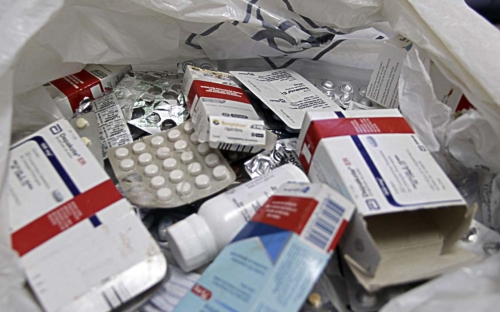 População denuncia descarte irregular de medicamentos em terreno baldio na Av. Fróes da Mota