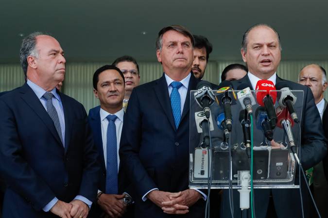 Bolsonaro sanciona pena maior a quem maltrata cães e gatos no Brasil